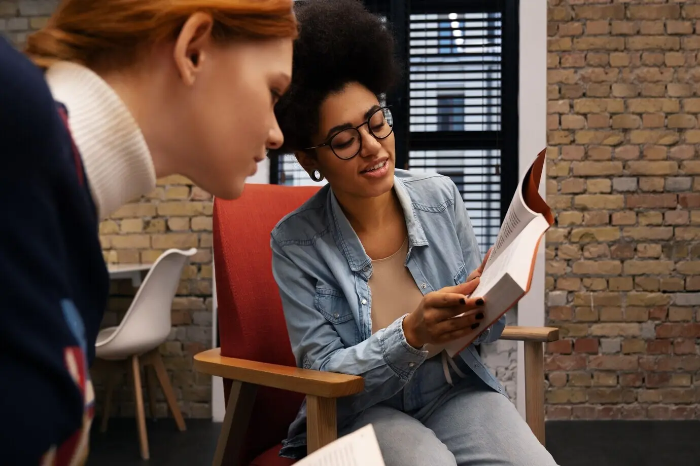 Подлинная сцена книжного клуба