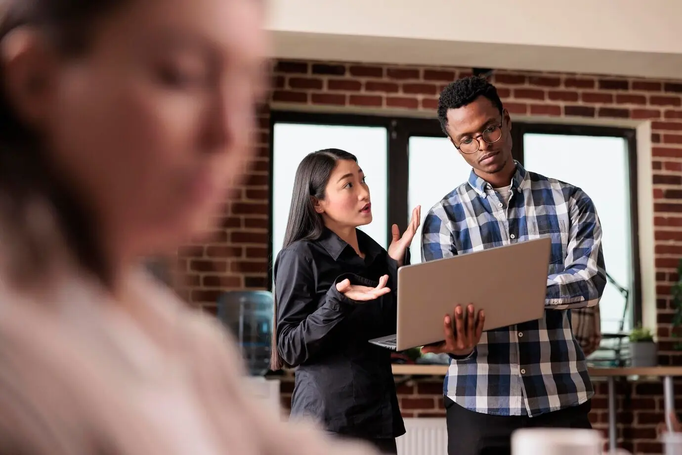 Разработчики ПО анализируют полученные зашифрованные файлы, сканируя их на наличие вредоносного ПО. Сотрудники агентства кибербезопасности используют ноутбук для мониторинга пропускной способности интернета и используемого объёма хранилища базы данных.