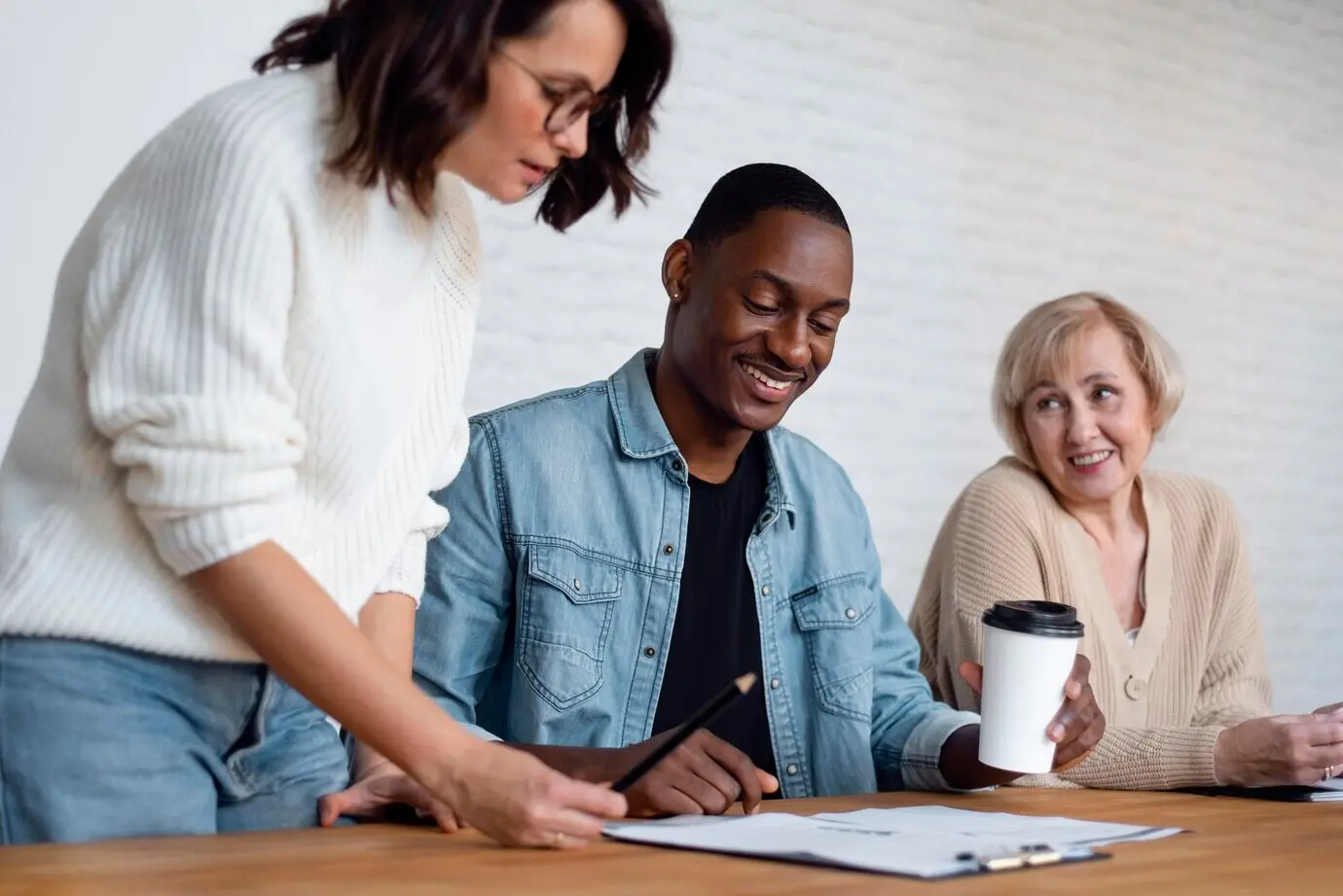 Средний план: люди обсуждают бизнес.