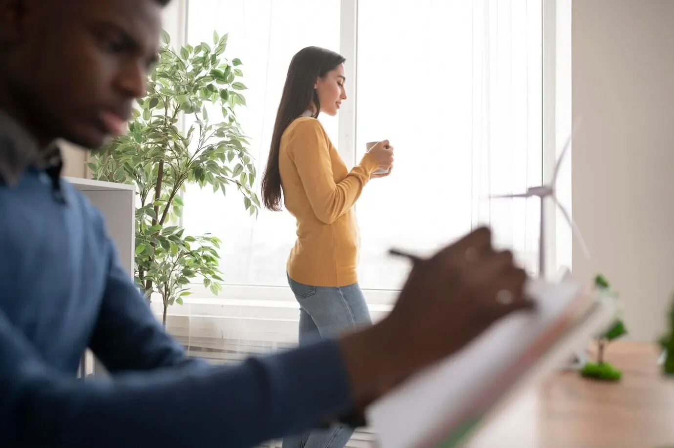 Крупный план коллеги на работе